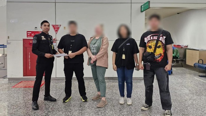 Warga Rusia berinisial NK ditangkap petugas imigrasi di Bandara Internasional I Gusti Ngurah Rai, Bali, Minggu (9/2/2025). (Foto: Dok. Imigrasi Ngurah Rai)