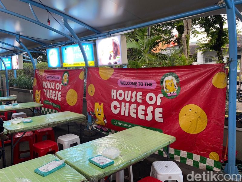 Warung tendaan yang menawarkan menu restoran punya tempat yang lebih bersih.