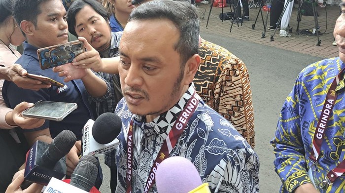 Ketua DPP NasDem Willy Aditya setiba di Hambalang, Jawa Barat, Jumat (14/2/2025).