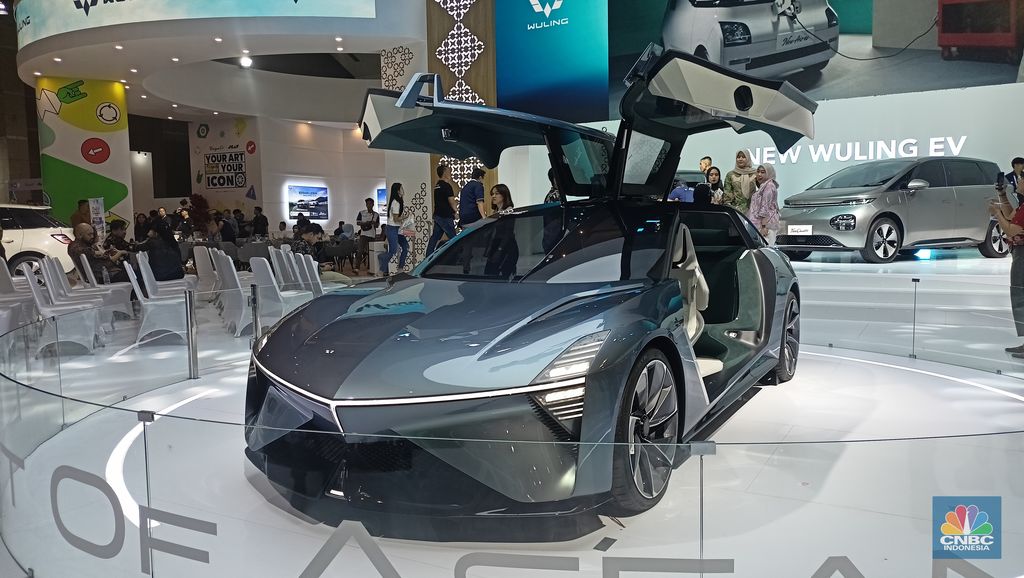 Wuling Motors (Wuling) merilis produk baru dalam bentuk New Air ev dan New Cloud EV pada pembukaan Indonesia International Motor Show (IIMS) 2025. (CNBC Indonesia/Ferry Sandi)