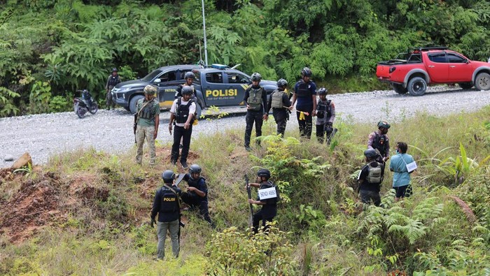 Rekonstruksi kasus penembakan Brigadir Iqbal Anwar Arif di Jalan Trans Wamena-Jayapura, Kampung Hobakma, Distrik Elelim, Kabupaten Yalimo, Selasa (11/2) sekitar pukul 07.30 WIT.