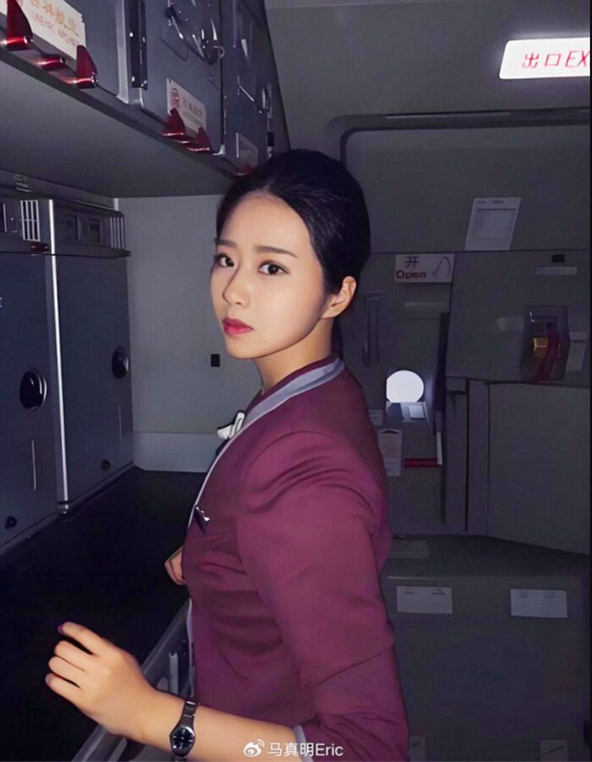 Dilaporkan selama bekerja sebagai pramugari, Yang mengalami kesulitan karena digaji 2.800 yuan atau sekitar Rp 6,2 jutaan yang menurutnya kurang. Ketika itu, Yang sering meminta orang tua uang bahkan untuk membeli tas branded demi menunjang gaya hidupnya. Foto: Weibo