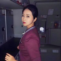 Dilaporkan selama bekerja sebagai pramugari, Yang mengalami kesulitan karena digaji 2.800 yuan atau sekitar Rp 6,2 jutaan yang menurutnya kurang. Ketika itu, Yang sering meminta orang tua uang bahkan untuk membeli tas branded demi menunjang gaya hidupnya. Foto: Weibo