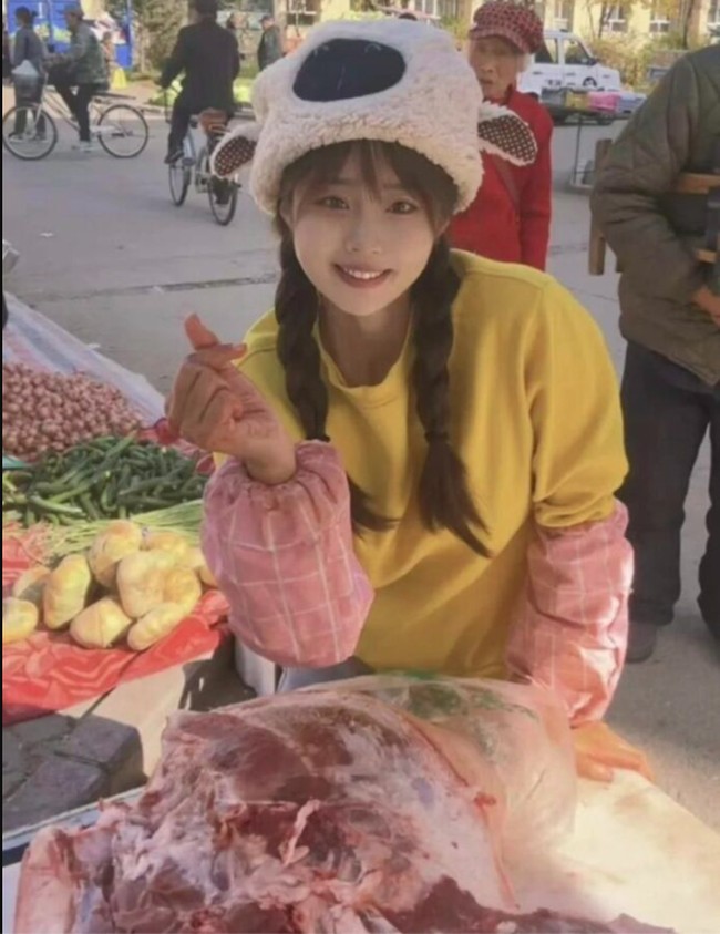 Tak disangka, pekerjaan yang mungkin dipandang sebelah mata untuk sebagian orang ini malah mendatangkan lebih banyak penghasilan untuk Yang. Dikatakan bahwa hanya dalam dua bulan ia bisa menerima 200 ribu yuan atau Rp 446 juta dari menjual daging babi dan hasil ternak lain. Yang kini punya cita-cita untuk mengekspansi bisnisnya dengan membuat toko hingga hotel. Foto: Weibo