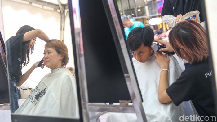 Sejumlah orang mengikuti aksi potong rambut massal di Jakarta. Aksi itu dalam rangka memperingati Hari Kanker Anak Internasional.