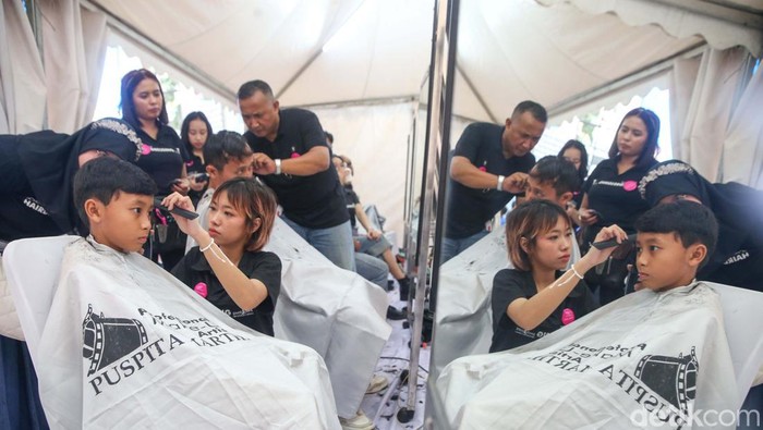 Sejumlah orang mengikuti aksi potong rambut massal di Jakarta. Aksi itu dalam rangka memperingati Hari Kanker Anak Internasional.