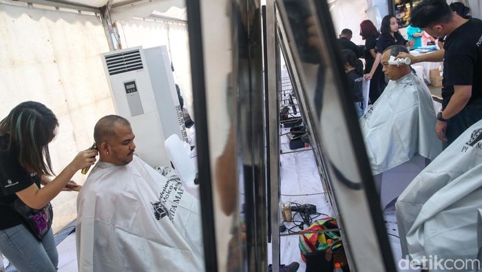 Sejumlah orang mengikuti aksi potong rambut massal di Jakarta. Aksi itu dalam rangka memperingati Hari Kanker Anak Internasional.