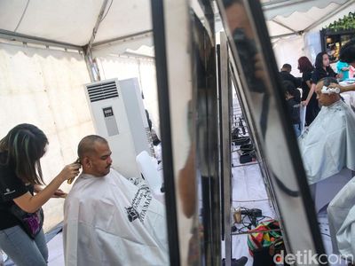 Aksi Potong Rambut Peringati Hari Kanker Anak Internasional