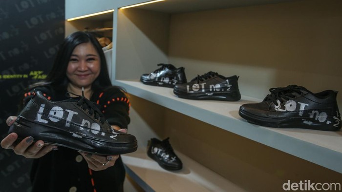 Antusias Pengunjung Berburu Sepatu di Jakarta Sneaker Day Sejumlah pengunjung memilih sepatu dalam ajang Jakarta Sneaker Day (JSD) yang berlangsung di Jakarta Convention Center (JCC), Senayan, Sabtu (15/2/2025).