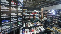 Sejumlah pengunjung memilih sepatu dalam ajang Jakarta Sneaker Day (JSD) yang berlangsung di Jakarta Convention Center (JCC), Senayan, Sabtu (15/2/2025).  