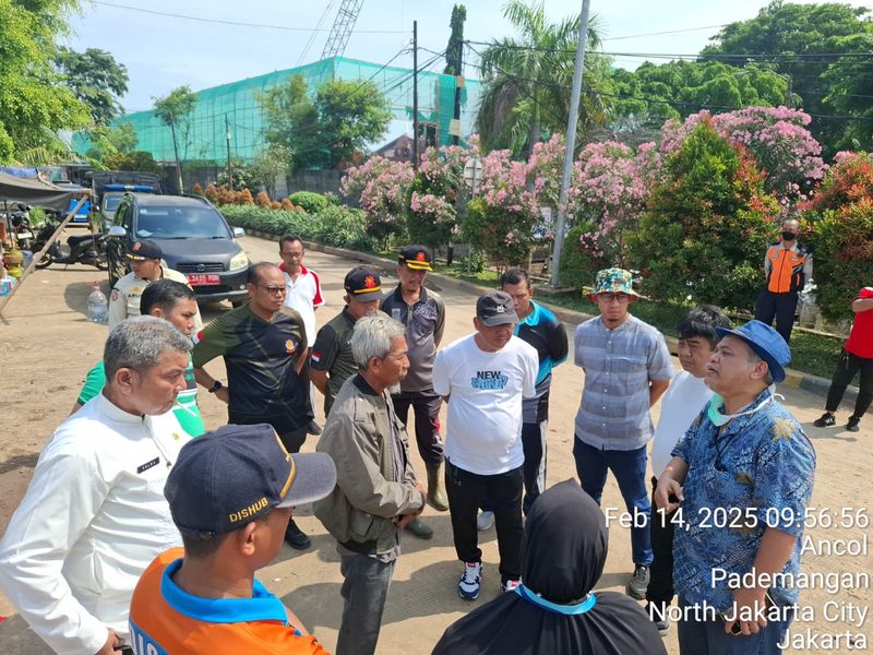 Aparat Kecamatan Pademangan menyambangi lokasi Jl RE Martadinata yang berdebu. (Dok Kominfotik Pemerintah Provinsi Jakarta)