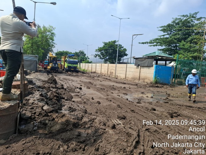 Aparat Kecamatan Pademangan menyambangi lokasi Jl RE Martadinata yang berdebu. (Dok Kominfotik Pemerintah Provinsi Jakarta)