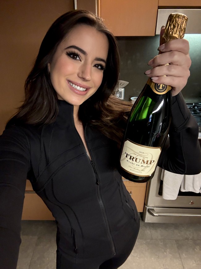 Selain Ashley, pria asal Afrika Selatan itu diketahui punya lima anak bersama mantan istri, Justine Wilson. Sedangkan hubungannya dengan penyanyi Grimes menghasilkan tiga anak. Adapun Eksekutif Neuralink, Shivon Zilis, yang berbagi sepasang anak kembar dengan Elon.Foto: Twitter Ashley St Clair