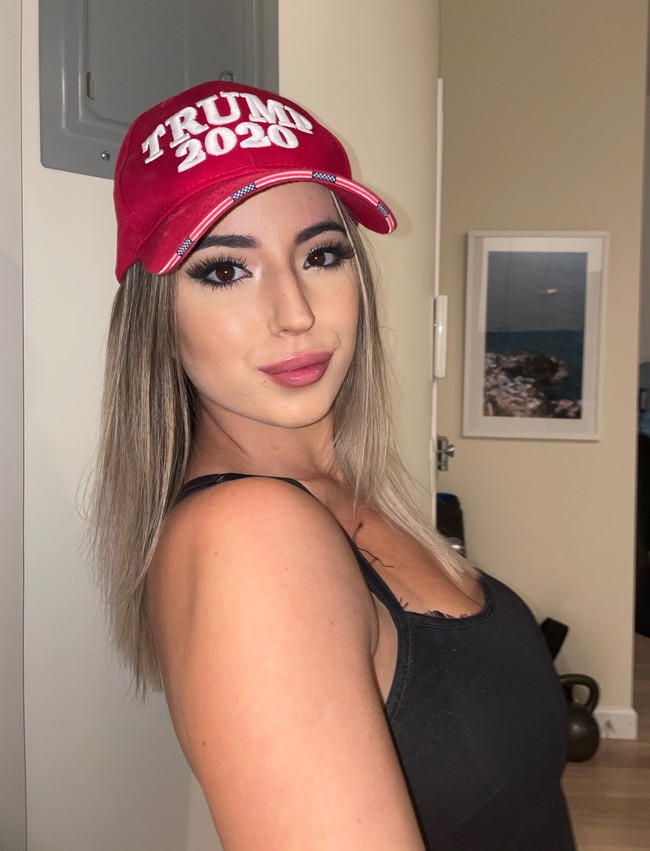 Ashley St. Clair mendefinisikan dirinya sebagai seorang penulis dan sutradara yang kadang-kadang lucu. Di Instagram, ia belum banyak mengunggah foto diri namun ada beberapa postingannya sedang melakukan aksi protes terhadap mantan presiden Joe Biden terkait imigran gelap.Foto: Twitter Ashley St Clair