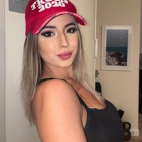 Ashley St. Clair mendefinisikan dirinya sebagai seorang penulis dan sutradara yang kadang-kadang lucu. Di Instagram, ia belum banyak mengunggah foto diri namun ada beberapa postingannya sedang melakukan aksi protes terhadap mantan presiden Joe Biden terkait imigran gelap.Foto: Twitter Ashley St Clair