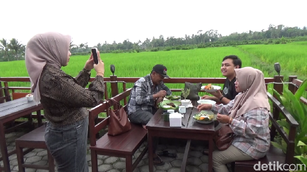 Ayam pedas bumbu rempah di tepi sawah kaki gunung Semeru