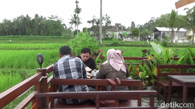 Ayam pedas bumbu rempah di tepi sawah kaki gunung Semeru