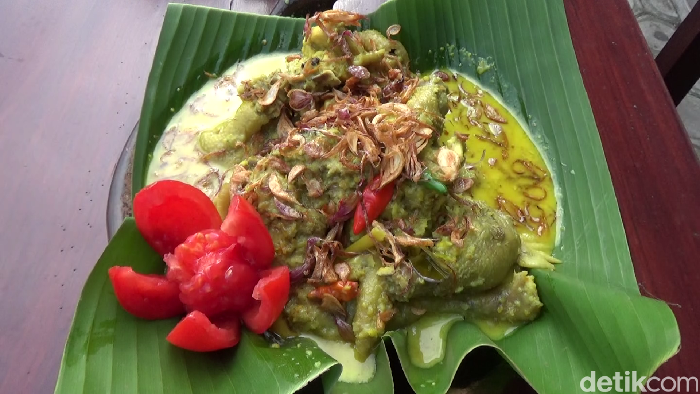 Ayam pedas bumbu rempah di tepi sawah kaki gunung Semeru