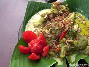 Lezatnya Ayam Pedas Bumbu Rempah di Tepian Sawah Kaki Gunung Semeru