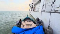 Komandan KN Pulau Dana-323 segera melaporkan penangkapan ini kepada Kepala Bakamla RI Laksdya TNI Dr. Irvansyah melalui Direktur Operasi Laut Laksma Bakamla Octavianus Budi Santoso. Sementara itu, Tim Bakamla RI berkoordinasi dengan BPTN Batam Kemendag RI terkait penanganan barang bukti lebih lanjut.
