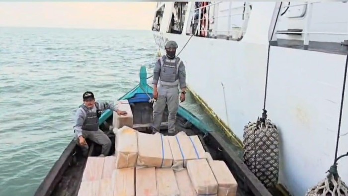 Bakamla RI menangkap kapal kayu di perairan Tembilahan, Kepulauan Riau, Sabtu (15/2/2025). Kapal itu membawa 200 ball rokok ilegal tanpa cukai merek Lukman.