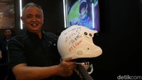 Seorang penggemar begitu bangga menunjukan helm dengan tanda tangan Takuto Iguchi.