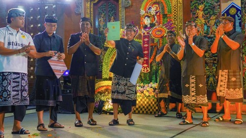 Bupati Badung Nyoman Giri Prasta saat penyerahan hibah tanah untuk Desa Adat Seminyak di Balai Banjar Desa Adat Seminyak, Kelurahan Seminyak, Kuta, Badung, Bali Kamis (13/2/2025). (Foto: Dok. Pemkab Badung)