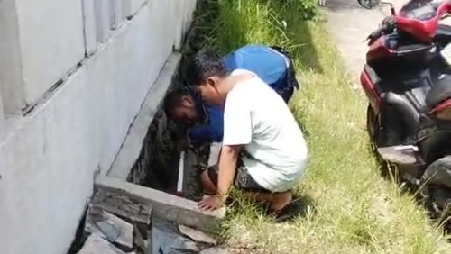 Damkar bantu warga ambilkan bola yang masuk got di Bogor