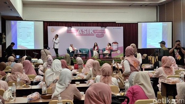 Dokter Spesialis Kebidanan dan Kandungan, Emir Fakhrudin saat sosialisasi parenting di Palembang.