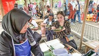 Tak hanya liburan ke luar negeri saja, wanita kelahiran 25 November 1999 ini juga ada momen liburan di Semarang dan mencicipi kuliner tradisional. Foto: Instagram @elinaaaaajoerg