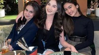 Dari series Little Mom ia menjadi dekat dengan pemain, bahkan sampai sering makan bareng di restoran. Salah satunya dengan Raisya Bawazier.  Foto: Instagram @elinaaaaajoerg