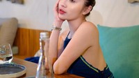 Di Instagramnya, pemain series Kisah untuk Geri ini sering membagikan momen liburan sambil kulinernya. Foto: Instagram @elinaaaaajoerg