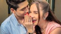 Momen manis yang dilakukan di hari Valentine tersebut langsung menghebohkan publik. Doa dan harapan baik pun memenuhi kolom komentar. Foto: Instagram @elinaaaaajoerg