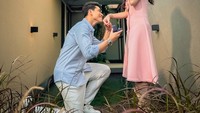 Elina Joerg tengah menjadi sorotan usai memamerkan foto dilamar oleh Athalla Naufal. Dalam foto tersebut, Elina Joerg diberi cincin. Foto: Instagram @elinaaaaajoerg