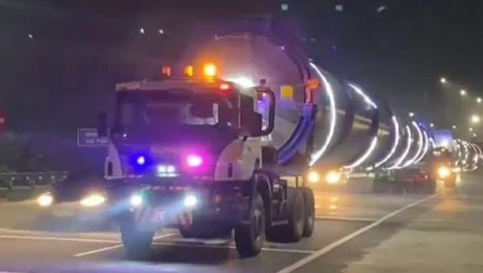 Evakuasi truk pengangkut tabung raksasa di Tol Klaten, Sabtu (15/2/2025).