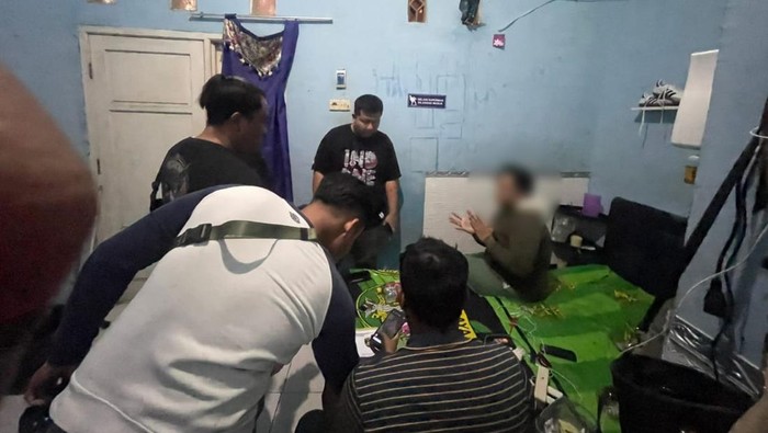 Foto penangkapan pelaku penipuan online oleh Polres Grobogan. Foto diunggah Sabtu (15/2/2025).