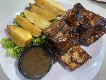 Video: Sensasi Makan Steak Mewah di Warung Tenda, Beda dari yang Lain!