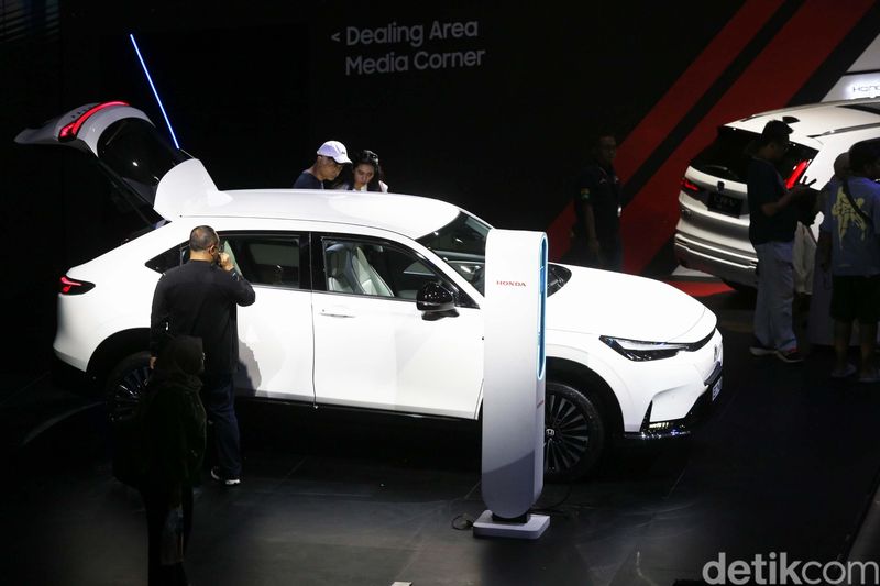Honda akhirnya ikut meramaikan pasar mobil listrik Indonesia. Pada ajang IIMS 2025, Honda meluncurkan SUV listrik mereka e:N1.