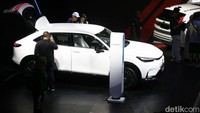 Dalam keterangannya pada ajang GIIAS 2024 lalu, Honda menyebut e:N1 dibekali baterai lithium-ion dengan berkapasitas 68.8 kWh. Mobil ini diklaim dapat menempuh jarak maksimal 500 km untuk sekali pengisian daya. Terdapat juga teknologi fast charging, di mana cuma dibutuhkan waktu 50 menit untuk pengisian baterai hingga 80%.