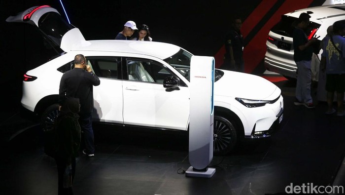 Honda akhirnya ikut meramaikan pasar mobil listrik Indonesia. Pada ajang IIMS 2025, Honda meluncurkan SUV listrik mereka e:N1.