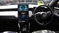 Meski telat membawa lini elektrifikasinya ke Indonesia, Honda memiliki komitmen besar dalam produksi kendaraan ramah lingkungan. Mereka menargetkan pada 2040 akan 100% menjual kendaraan listrik.