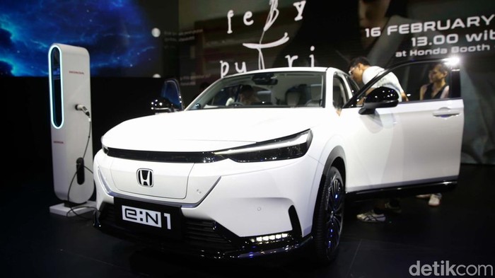 Honda e:N1 Meluncur di IIMS 2025 Honda akhirnya ikut meramaikan pasar mobil listrik Indonesia. Pada ajang IIMS 2025, Honda meluncurkan SUV listrik mereka e:N1.