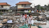 Sejumlah anak bermain di lahan pascapenggusuran di Jalan Dr Sumarno, Pulogebang, Jakarta Timur, Jumat (14/2/2025).