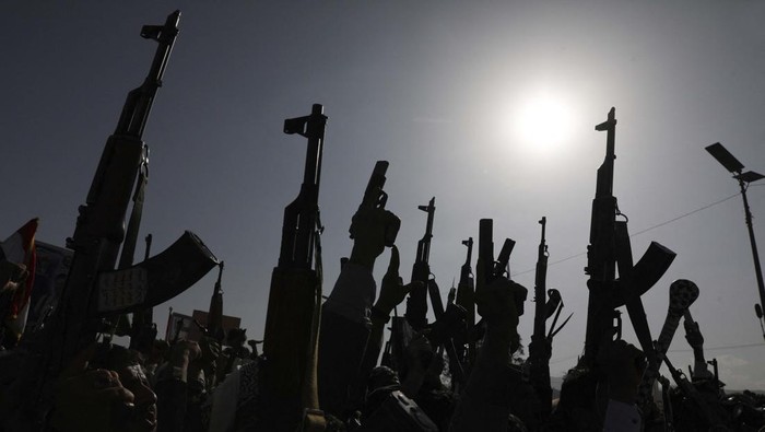 Protesters, predominantly Houthi supporters, shout slogans as they demonstrate in solidarity with the Palestinians in the Gaza Strip, in Sanaa, Yemen February 14, 2025. REUTERS/Khaled Abdullah