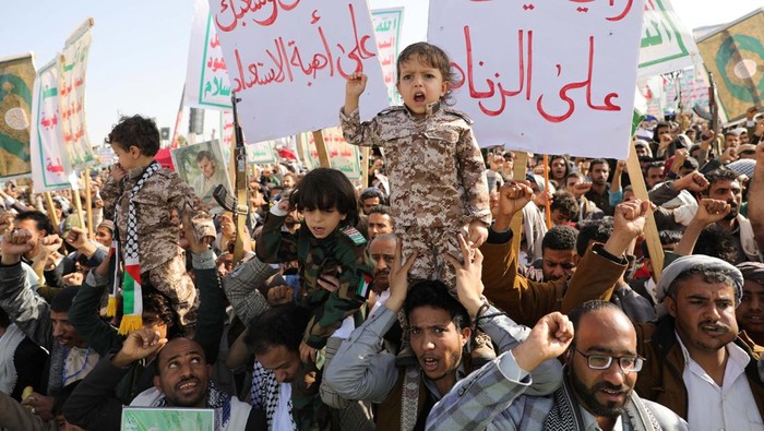 ISRAEL-PALESTINIANS/PROTESTS-YEMEN Protesters, predominantly Houthi supporters, shout slogans as they demonstrate in solidarity with the Palestinians in the Gaza Strip, in Sanaa, Yemen February 14, 2025. REUTERS/Khaled Abdullah