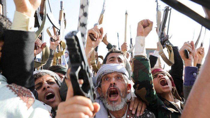 ISRAEL-PALESTINIANS/PROTESTS-YEMEN Protesters, predominantly Houthi supporters, shout slogans as they demonstrate in solidarity with the Palestinians in the Gaza Strip, in Sanaa, Yemen February 14, 2025. REUTERS/Khaled Abdullah