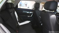 Untuk menunjang kenyamanan dan keamanan berkendara, Jaecoo J7 dilengkapi beragam fitur keamanan. Di antaranya cruise assistance, brake assistance, lane assistance, blind spot assistance, dan DMS (driving monitoring system). Selain itu terdapat juga delapan titik airbag, serta baterai dengan standar keamanan IP68.