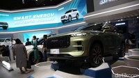Jaecoo mengklaim J7 SHS bisa menempuh perjalanan sejauh 1.300 km nonstop dalam kondisi tanki penuh dan baterai terisi 100%. Efisiensi bahan bakarnya memang tidak main-main, diklaim hanya membutuhkan 3,3 liter saja untuk perjalanan sejauh 100 km.