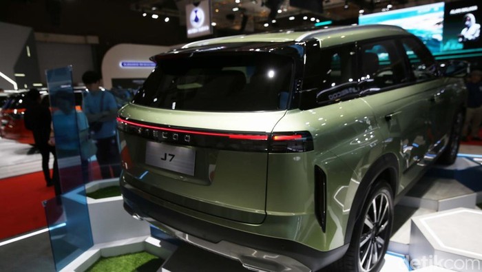 Jaecoo akhirnya menjual produk pertamanya di Indonesia. Jaecoo J7 dijual di Indonesia dengan tiga pilihan. Berapa harganya?