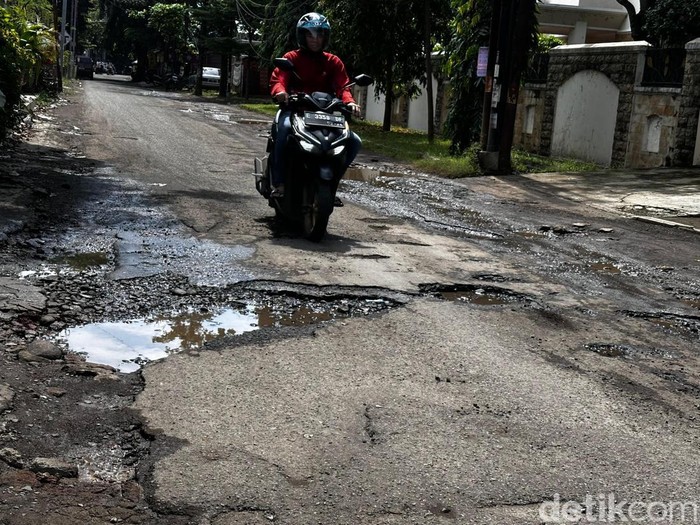 Jalan rusak di Cirebon